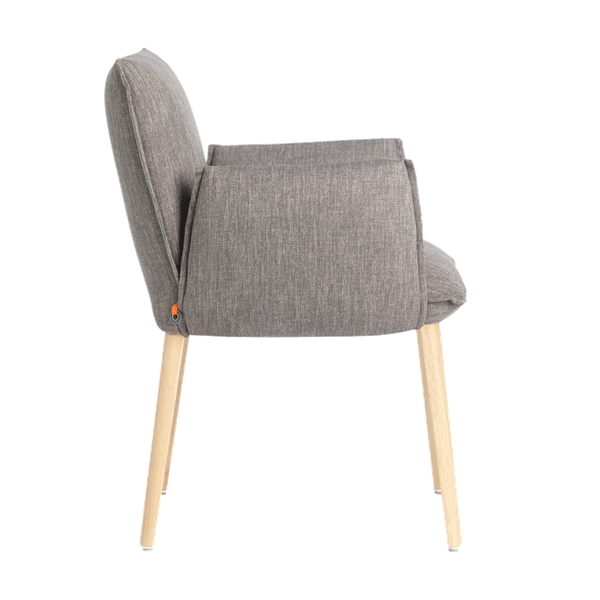 Chaise avec accoudoirs et pieds bois