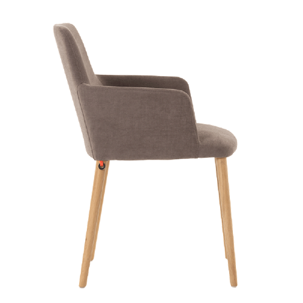 Chaise avec accoudoirs et pieds bois