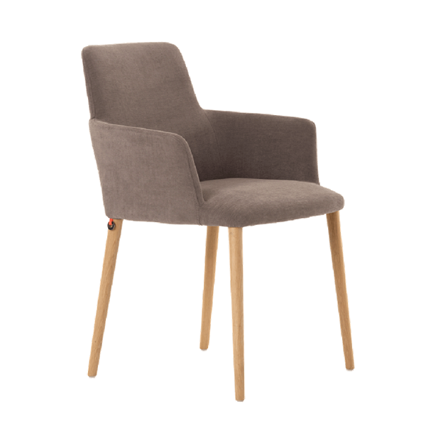 Chaise avec accoudoirs et pieds bois
