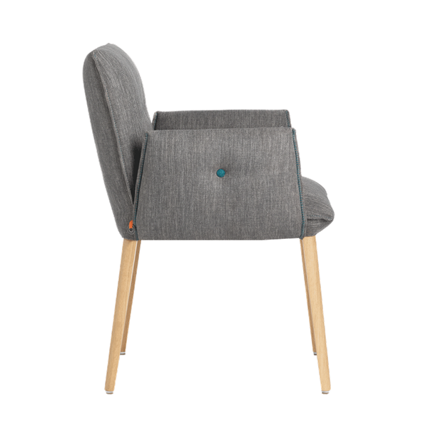 Chaise avec accoudoirs et pieds bois