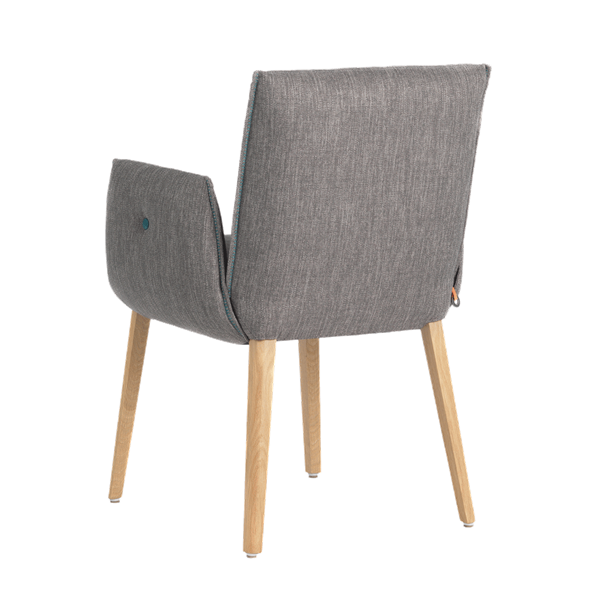 Chaise avec accoudoirs et pieds bois